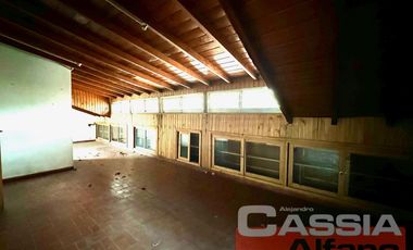 CHALET CON MAS DE 5 DORMITORIOS, QUINCHO, PARQUE, GARAGE, TRES BAÑOS, BAULERA, BARRIO RESIDENCIAL