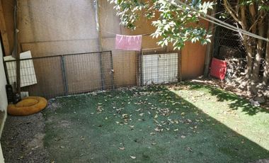 DEPARTAMENTO DE UN AMBIENTE EN UN LUGAR RODEADO DE NATURALEZA