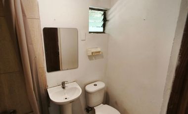 DEPARTAMENTO DE UN AMBIENTE EN UN LUGAR RODEADO DE NATURALEZA