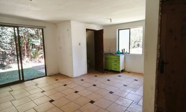 DEPARTAMENTO DE UN AMBIENTE EN UN LUGAR RODEADO DE NATURALEZA