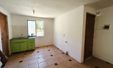 DEPARTAMENTO DE UN AMBIENTE EN UN LUGAR RODEADO DE NATURALEZA