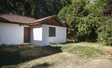 DEPARTAMENTO DE UN AMBIENTE EN UN LUGAR RODEADO DE NATURALEZA