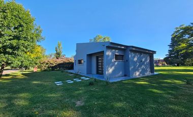 Casa en alquiler en Los Reartes 3 ambientes a estrenar 1000 mts de lote, suite y baño completo