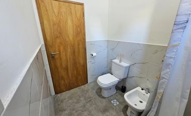 Casa en alquiler en Los Reartes 3 ambientes a estrenar 1000 mts de lote, suite y baño completo