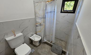 Casa en alquiler en Los Reartes 3 ambientes a estrenar 1000 mts de lote, suite y baño completo