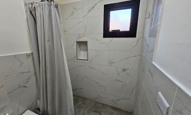 Casa en alquiler en Los Reartes 3 ambientes a estrenar 1000 mts de lote, suite y baño completo