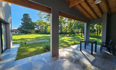 Casa en alquiler en Los Reartes 3 ambientes a estrenar 1000 mts de lote, suite y baño completo