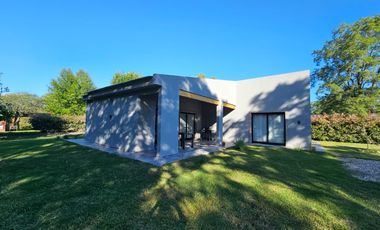 Casa en alquiler en Los Reartes 3 ambientes a estrenar 1000 mts de lote, suite y baño completo