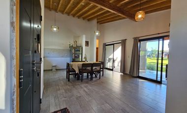 Casa en alquiler en Los Reartes 3 ambientes a estrenar 1000 mts de lote, suite y baño completo