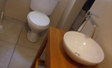 Alquiler Permanente-Dina Huapi, casa de 200m2 con acceso a costa de lago, 6ambientes, 700m2 terreno