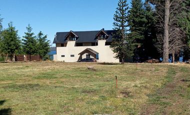 Alquiler Permanente-Dina Huapi, casa de 200m2 con acceso a costa de lago, 6ambientes, 700m2 terreno