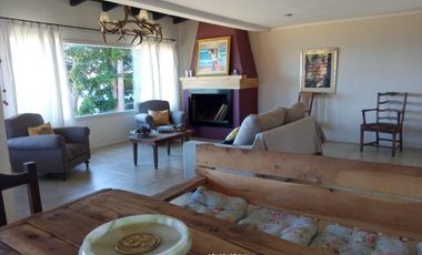 Alquiler Permanente-Dina Huapi, casa de 200m2 con acceso a costa de lago, 6ambientes, 700m2 terreno