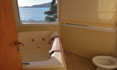 Alquiler Permanente-Dina Huapi, casa de 200m2 con acceso a costa de lago, 6ambientes, 700m2 terreno