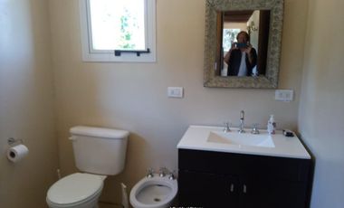 Alquiler Permanente-Dina Huapi, casa de 200m2 con acceso a costa de lago, 6ambientes, 700m2 terreno