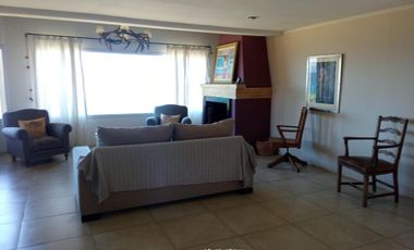 Alquiler Permanente-Dina Huapi, casa de 200m2 con acceso a costa de lago, 6ambientes, 700m2 terreno