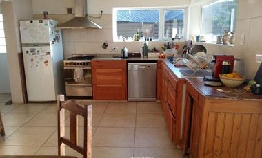 Alquiler Permanente-Dina Huapi, casa de 200m2 con acceso a costa de lago, 6ambientes, 700m2 terreno