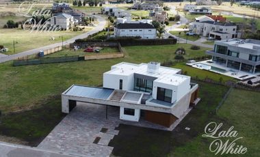 Casa con 4 dormitorios en venta - La Providencia Country Club, Canning, Ezeiza