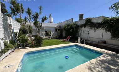 Venta casa 4 ambientes con cochera y piscina en Wilde