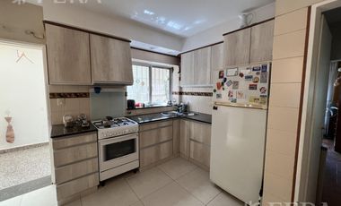 Venta casa 4 ambientes con cochera y piscina en Wilde