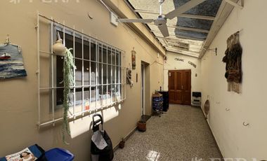 Venta casa 4 ambientes con cochera y piscina en Wilde