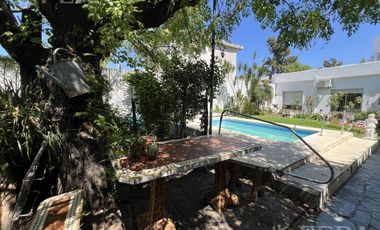 Venta casa 4 ambientes con cochera y piscina en Wilde