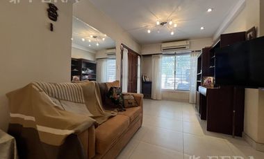 Venta casa 4 ambientes con cochera y piscina en Wilde