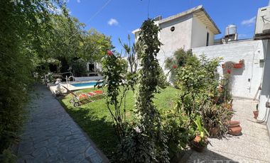 Venta casa 4 ambientes con cochera y piscina en Wilde