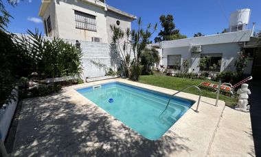 Venta casa 4 ambientes con cochera y piscina en Wilde