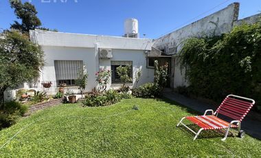 Venta casa 4 ambientes con cochera y piscina en Wilde