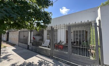 Venta casa 4 ambientes con cochera y piscina en Wilde