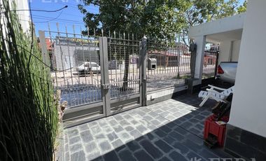 Venta casa 4 ambientes con cochera y piscina en Wilde