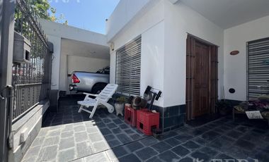 Venta casa 4 ambientes con cochera y piscina en Wilde