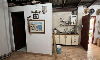 Venta casa 4 ambientes con cochera y piscina en Wilde