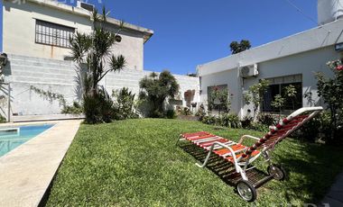 Venta casa 4 ambientes con cochera y piscina en Wilde