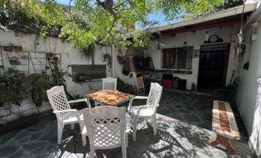 Venta casa 4 ambientes con cochera y piscina en Wilde