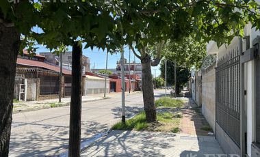 Venta casa 4 ambientes con cochera y piscina en Wilde