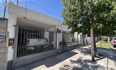 Venta casa 4 ambientes con cochera y piscina en Wilde