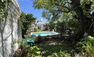 Venta casa 4 ambientes con cochera y piscina en Wilde
