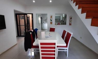 VENTA CASA DE 5 AMBIENTES CON GALPÓN EN BLANCO ESCALADA