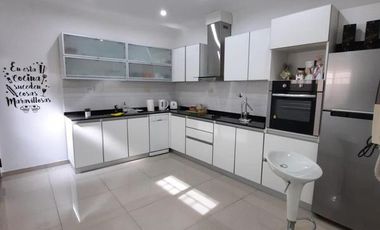 VENTA CASA DE 5 AMBIENTES CON GALPÓN EN BLANCO ESCALADA