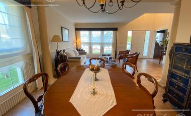 Casa en venta de cuatro ambientes con piscina y galería cerrada en Abril Country Club, Hudson.