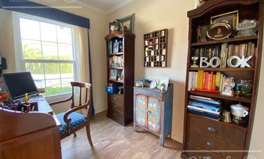 Casa en venta de cuatro ambientes con piscina y galería cerrada en Abril Country Club, Hudson.