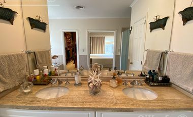 Casa en venta de cuatro ambientes con piscina y galería cerrada en Abril Country Club, Hudson.