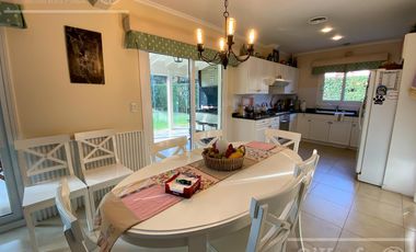 Casa en venta de cuatro ambientes con piscina y galería cerrada en Abril Country Club, Hudson.