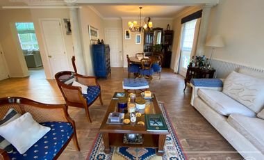 Casa en venta de cuatro ambientes con piscina y galería cerrada en Abril Country Club, Hudson.