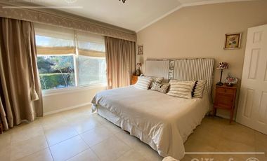 Casa en venta de cuatro ambientes con piscina y galería cerrada en Abril Country Club, Hudson.