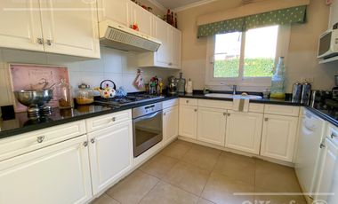 Casa en venta de cuatro ambientes con piscina y galería cerrada en Abril Country Club, Hudson.