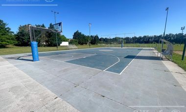 Casa en venta de cuatro ambientes con piscina y galería cerrada en Abril Country Club, Hudson.