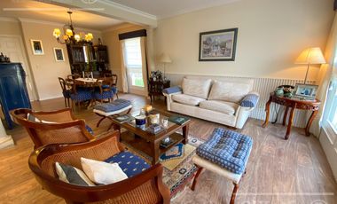 Casa en venta de cuatro ambientes con piscina y galería cerrada en Abril Country Club, Hudson.