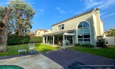Casa en venta de cuatro ambientes con piscina y galería cerrada en Abril Country Club, Hudson.